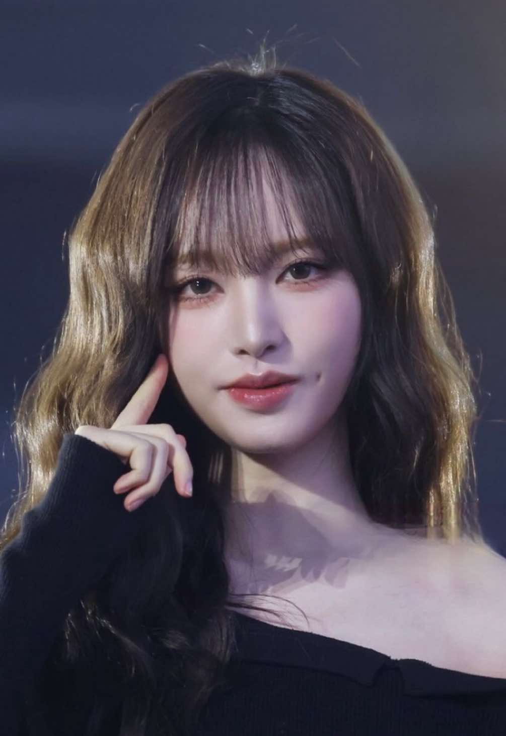 レイ ｢とても特徴的な顔立ちで前髪が完璧に真っ直ぐな女の子に出会いました。会社の練習室にバービー人形にそっくりな、とても綺麗な人がいて、正直に言うと私はこのとき ''おわった…''って思いました。リズがあまりにも可愛すぎて。｣とリズの第一印象を話したレイ。 #riz #rei #ive #kpop 