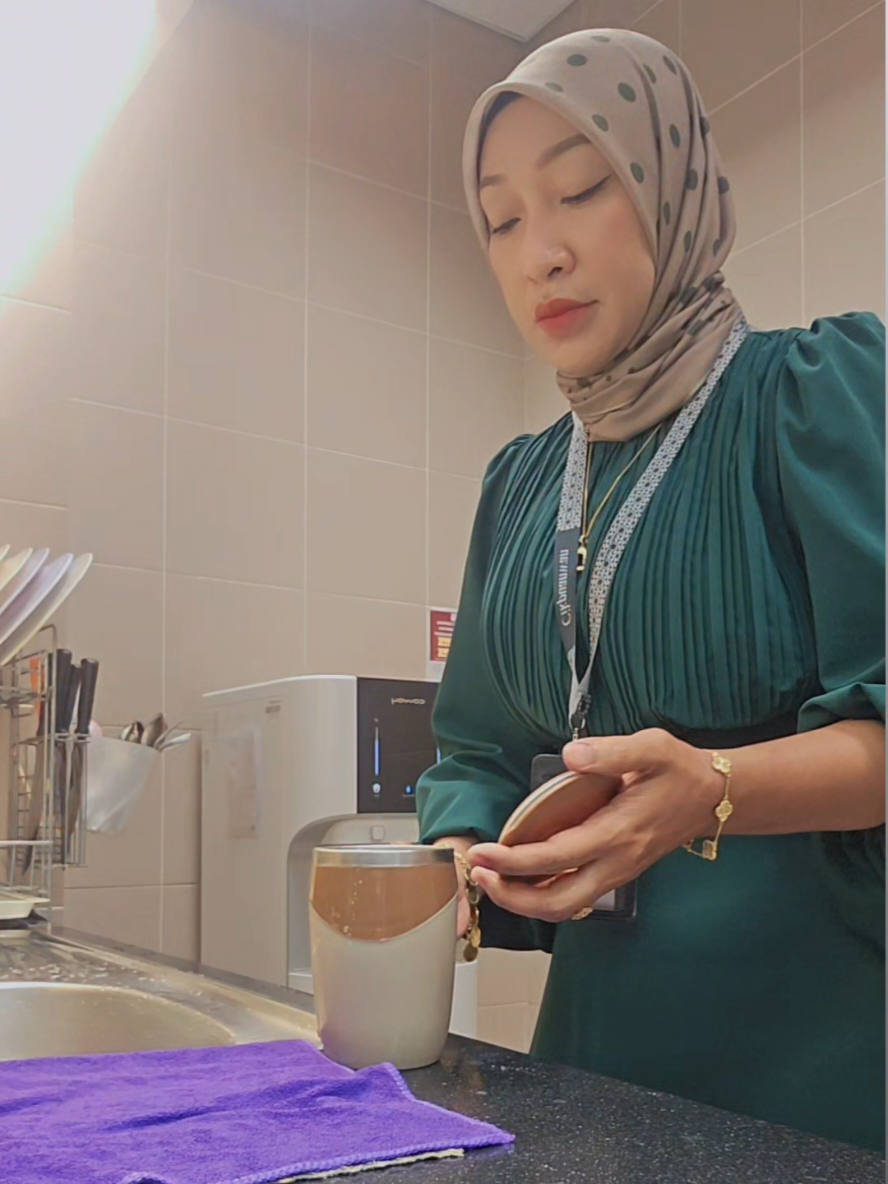 Happy Monday... terus lah melangkah bersama kwn² sekeliling yg masih ada... ❤️🖤🤍 #wan #cikpuanwan #fypシ゚viral #motac #fypage 