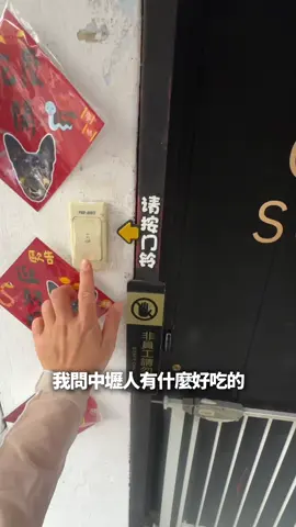 #桃園 #平鎮 外帶壽司界最強隱藏版🤤 這家「歐告卷壽司」真的有在厲害！！！ 他們家的鮭魚饗宴真的會爆滿不揪團來吃絕對吃不完 重點是每週都有特價宴會餐盒 這週就是炸蝦饗宴！！！ 他們家最讚的是滿額會送焦糖鮭魚🥹 滿399就送5貫焦糖鮭魚 滿699直接送10貫（無累計但已經超划算） 自取還打八折 真的超快樂！ 而且要記得點餐要用官方line訂單 外帶、外送為主 沒有內用 千！萬！不！要！現場排！ 會等到懷疑人生😵‍💫 . 炸蝦饗宴$688  (當週優惠 自取打八折)  鮭魚饗宴$1280 (原價1599元 自取打八折)  味增湯$28 (原價35元 自取打八折)  焦糖鮭魚0元！！！ (滿699贈送10貫, 五星好評贈送5貫) . 店家資訊 歐告卷壽司 🚗：桃園市平鎮區游泳路120巷14弄3號 ☎️：0915628074 #桃園美食 #桃園壽司 #中壢美食 #鮭魚控 #平鎮美食