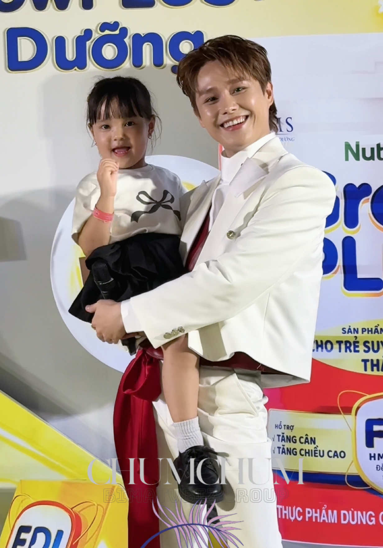 Tăng Duy Tân thấy baby là ‘auto’ muốn trộm vía, nhìn mặt là biết mê con nít liền tại ngày hội Vẽ chuyện lớn của Nutifood GrowPlus+ #NutifoodGrowPLUS  #Nangbatconvechuyenlon #NutifoodGrowPLUStangcan  #DonBayTangCan #NutifoodGrowPLUSbychumchum