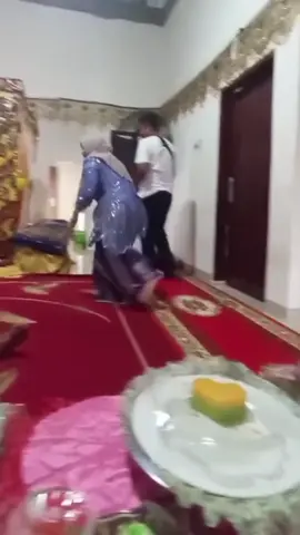 selesai acara pengantin udh nggk kluar kamar lagi😅😅, d situlah tante, anak, cucu jdi kepo🤣🤣🤣. selamat Tante Ani n suami, smga pernikahannya langgeng sampai maut memisahkan✨ #fyp #fyppppppppppppppppppppppp #fypage 