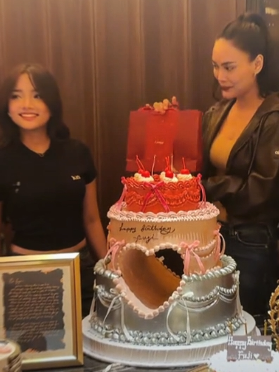 Cartier Fuji dari Hamba Allah ya gaesss😂😂😂 Cartier untuk Fuji kado ultah dari Hamba Allah yg dititipkan ke Kak Vio okeee....😂👌🏼 #fuji #fujiantiutami #fujian #fujian #fujiantiutamiputri 