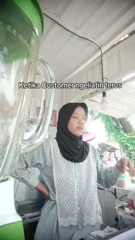 “Kirain diliatin karena aku cantik 😌✨ Eh taunya… pesenan belum dibikinin 😭 Maaf yaa, Kak~ Jusnya langsung aku racik biar seger lagi! 🥭🍹 #JusDuaPutra #JusSegarSemarang #KontenLucu #FYPIndonesia #LucuBanget 