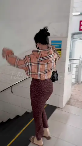 Hôm đó mưa lớn, đường trơn nên em ngã , vài người lạ đến đỡ , còn người đi cùng lại bỏ đi ! 