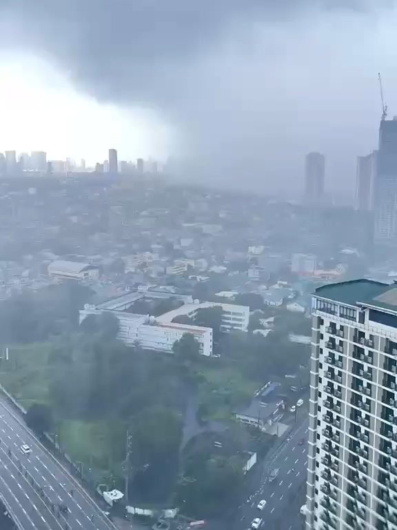 TINGNAN: PABUGSO-BUGSONG ULAN SA KATIPUNAN, QUEZON CITY Kuha sa timelapse video kaninang 9 AM, ang pabugso-bugsong ulan at hangin na dala ni Super Typhoon Uwan sa Katipunan, Quezon City.  Kasalukuyang nakataas ang Tropical Wind Signal No. 1 sa Metro Manila.  📷: Maita San Juan
