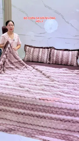 BỘ CHĂN GA GỐI NỈ LÔNG HỒ LY CAO CẤP SIÊU MỀM MƯỢT - KHÁNH HUYỀN BEDDINGG Siêu phẩm cực hot thu đông 2025💅💅 Ga gối nỉ hồ ly cao cấp siêu mềm mượt chạm tới đâu mê tới đó🤤🤤   Mặt vải nhung siêu dày nặng mật độ lên đến 550gram /1inch khác biệt hoàn toàn so vs những dòng nỉ phổ thông trên thị trường,   vs công nghê hiện đại bậc nhất từ Palermo-Italia🇮🇹🇮🇹 nơi nổi tiếng vs những chiếc áo lông hồ ly siêu cấp từng sợi lông nhung bám siêu chắc ko lo rơi lông bết dính như những spham giá rẻ 💯💯 Sợi nhung bồng bềnh tựa như mây kết hợp vải nhung sữa mềm mướt🌬️ Full 6 màu  Set 4 món: -1 vỏ chăn có khoá kéo lồng ruột cho cỡ chăn phổ thông 2mx2m3 hoặc 2mx2m2 -2 vỏ gối nằm 48*74cm -1 ga chun hoặc phủ theo yêu cầu của khách 3 size m6-m8-2m2 ( chân cao 30cm +_3cm ) #khanhhuyenbeddingg  #huyenshin #chăngagối  #channinhung 