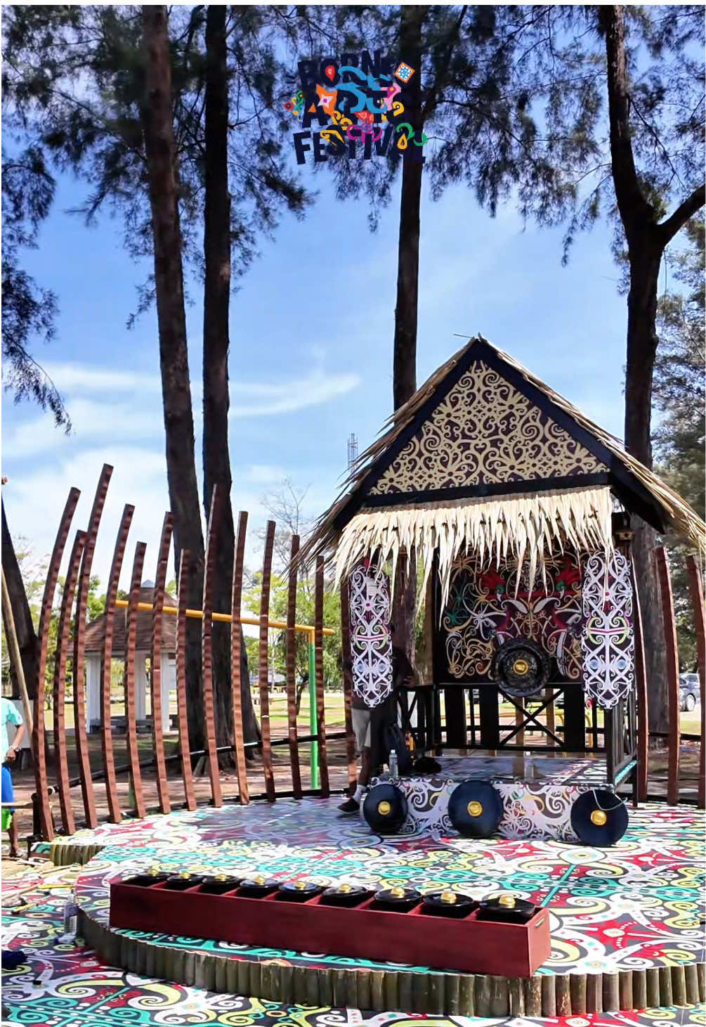 3 Hari Lagi!!! Borneo Arts Festival 2025 semakin hampir! Kerja-kerja penyediaan tapak sedang giat dijalankan bagi menyambut pengunjung dari seluruh pelusuk rantau. 🌺🎶 Bah ramai-ramai kita ke Borneo Arts Festival 2025!!!🎉 🗓️Tarikh : 13-17 November 2025 (Khamis-Isnin) 📍Tempat : Kompleks Sukan Laut Antarabangsa, Labuan #borneoartsfestival2025 #putrajayakebanggaannegara #perbadananputrajaya #madanibekerja #malaysiamadani 