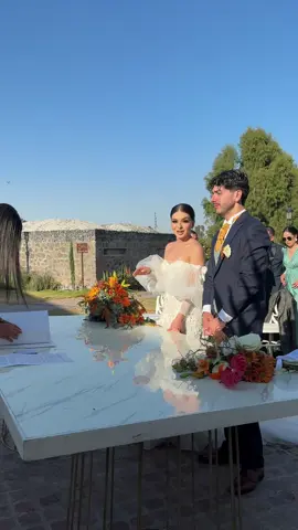 Lo tenía que hacer … 😎👰🏻‍♀️🤵🏻#weddingtrend #badbitch #casateenlagos #jalisco #wedding 