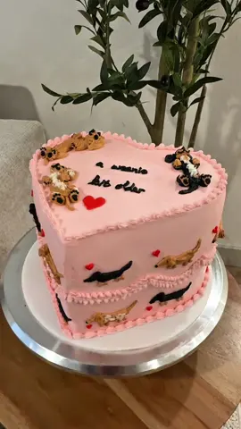 Customer requested this adorable “weenie bit older” cake 🐶💗 inspired by @cherrytreatsbakery’s iconic design! Loved recreating this cutie!  #weeniedogcake #weenie #customcakes #fypツ #cakeinspo 