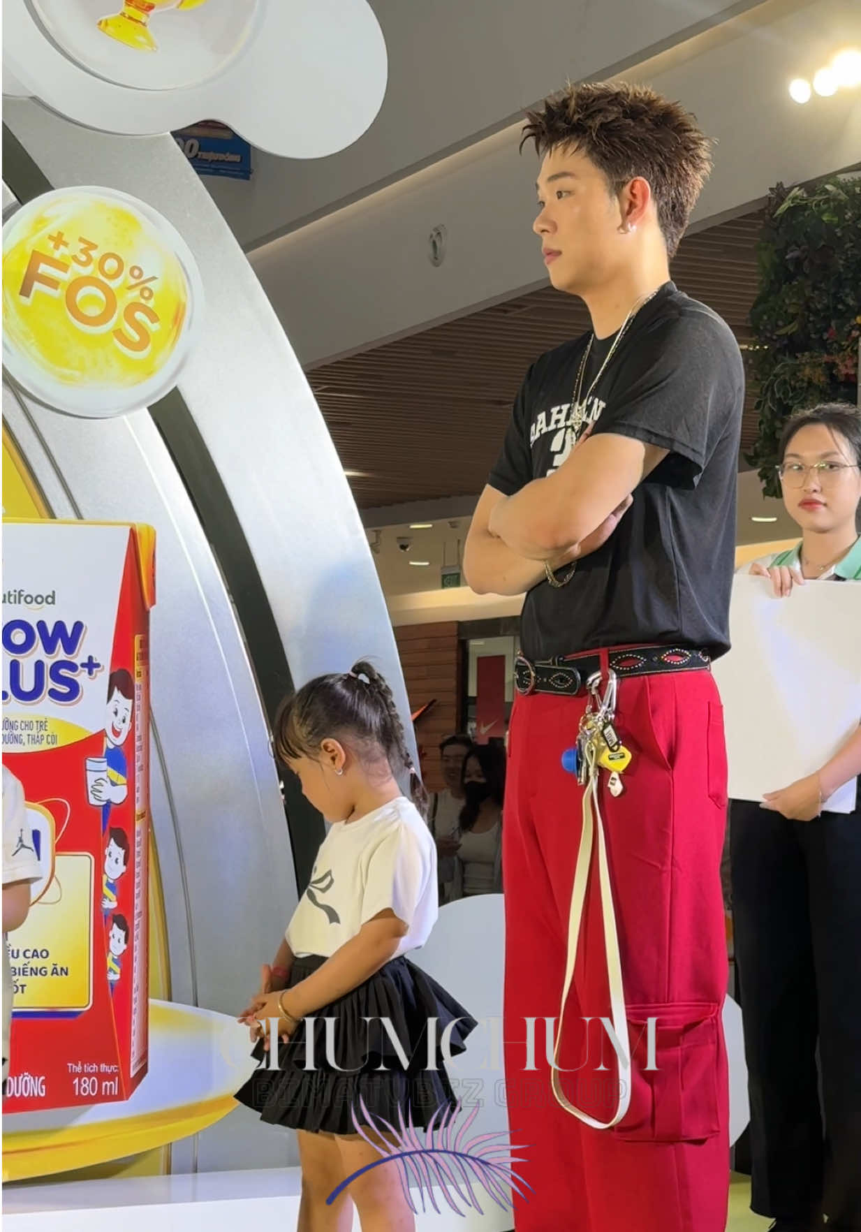 Hình ảnh Bống và em nhỏ trông như bố và con cực đáng yêu #NutifoodGrowPLUS  #Nangbatconvechuyenlon #NutifoodGrowPLUStangcan  #DonBayTangCan #NutifoodGrowPLUSbychumchum