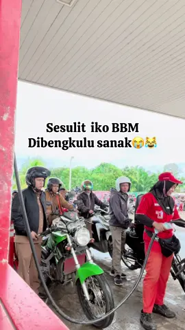 Rela tegak 8jam untuk kamu sanak 😁😩😂#spbuviral #spbupertamina #spbubenteng #operatorspbu #operatorspbucantik 