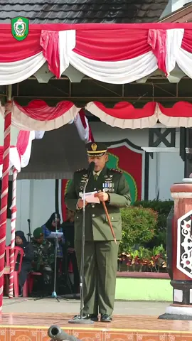 Pahlawanku Teladanku: Menghidupkan Kembali Api Keikhlasan dalam Pengabdian Sampit — Pemerintah Kabupaten Kotawaringin Timur menggelar Upacara Peringatan Hari Pahlawan Nasional ke-80 di halaman Kantor Bupati, Senin (10/11/2025). Upacara berlangsung khidmat dan penuh makna, mengingatkan kita bahwa kemerdekaan diraih lewat kesabaran, keberanian, dan pengorbanan tanpa pamrih. Inspektur Upacara, Letkol INF Dwi Candra Setyawan, membacakan sambutan Menteri Sosial RI, Saifullah Yusuf, yang menekankan tiga nilai utama perjuangan: ✨ Kesabaran dalam perjuangan ✨ Pengabdian tanpa pamrih ✨ Pandangan jauh ke depan Peringatan Hari Pahlawan kali ini juga mengajak kita berjuang dengan cara baru — melalui ilmu, empati, dan pengabdian demi Indonesia yang kuat, adil, dan berdaya. Upacara ditutup dengan doa bersama dan penyerahan tali asih kepada para veteran. Mari terus kobarkan semangat keikhlasan dalam setiap langkah pengabdian untuk negeri ❤️🇮🇩 Kegiatan ini diikuti oleh TNI, Polri, SAR, OPD, pelajar serta dihadiri Wakil Bupati Kotim Irawaty, S.Pd. M.A.P, unsur forkopimda, veteran dan sejumlah kepala Organisasi perangkat daerah.  #HariPahlawan #PahlawankuTeladanku #Kotim #KotawaringinTimur #PemkabKotim 