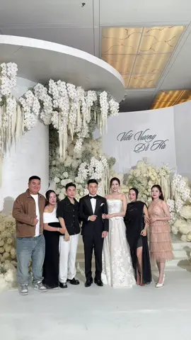 Các đồng makeup , may mắn được làm việc cùng Hà tùe những ngày đầu tiên đăng quang. Các bà điểm danh tui cái coiiiiiiii #damcuoidohavietvuong #makeupchuyennghiepthanhhoa 