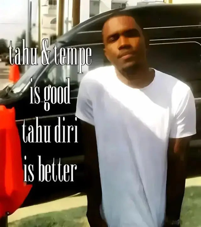 Berikut adalah resep dan cara membuat cookies🍪 klasik yang mudah diikuti, cocok untuk pemula. Resep Cookies Klasik Resep ini menghasilkan cookies yang renyah dan lezat. Bahan-bahan Tepung terigu serbaguna: 250 gram Mentega: 150 gram, suhu ruang Gula pasir: 150 gram Telur: 1 butir Ekstrak vanila: 1 sendok teh Baking powder: 1/2 sendok teh Garam: 1/4 sendok teh Bahan tambahan (opsional): Choco chips atau kacang cincang sesuai selera Alat-alat yang Dibutuhkan Mixer atau spatula dan mangkuk besar Ayakan Loyang kue Kertas roti (baking paper) atau alas silikon (silpat) Oven Langkah-langkah Pembuatan Siapkan adonan basah: Di dalam mangkuk besar, kocok mentega, gula pasir, dan ekstrak vanila menggunakan mixer atau spatula hingga lembut dan tercampur rata (metode creaming). Tambahkan telur: Masukkan telur satu per satu sambil terus diaduk hingga adonan tercampur rata. Campurkan bahan kering: Dalam mangkuk terpisah, ayak tepung terigu, baking powder, dan garam agar tidak menggumpal. Aduk rata bahan-bahan kering tersebut. Gabungkan adonan: Masukkan campuran bahan kering secara bertahap ke dalam adonan basah. Aduk menggunakan spatula hingga rata (jangan terlalu lama diaduk). Tambahkan bahan tambahan: Masukkan choco chips atau bahan tambahan lainnya, lalu aduk sebentar hingga tersebar merata dalam adonan. Dinginkan adonan: Tutup adonan dengan plastik dan dinginkan di dalam kulkas selama minimal 30 menit hingga 2 jam. Proses pendinginan ini membantu agar cookies tidak melebar terlalu banyak saat dipanggang dan menghasilkan tekstur yang lebih renyah. Cetak dan panggang: Ambil adonan menggunakan sendok atau cetak sesuai bentuk yang diinginkan, lalu tata di atas loyang yang sudah dialasi kertas roti. Beri jarak antar cookies karena adonan akan sedikit melebar. Panggang: Panaskan oven terlebih dahulu pada suhu 160°C. Panggang cookies selama sekitar 15-20 menit atau hingga pinggirannya mulai berwarna cokelat keemasan. Pendinginan: Setelah matang, keluarkan loyang dari oven dan biarkan cookies dingin di atas rak pendingin (cooling rack) sebelum dipindahkan ke wadah penyimpanan. Cookies akan mengeras setelah dingin. Selamat mencoba membuat cookies sendiri di rumah. #tiktokjahatgkfyp 