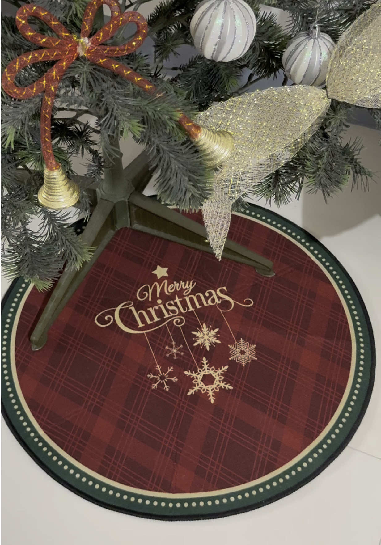 Santa’s little secret? A clean, cozy floor under every tree! 🎅🏻🎁  elevate your décor with this premium Christmas tree mats. 🎄 #tiktokaffiliate #affiliatemarketing #tiktokshop #tiktokfindsph #christmasdecor #christmas #christmastree #holiday #freesample #freesamplesapproved #ordernow #fyp 
