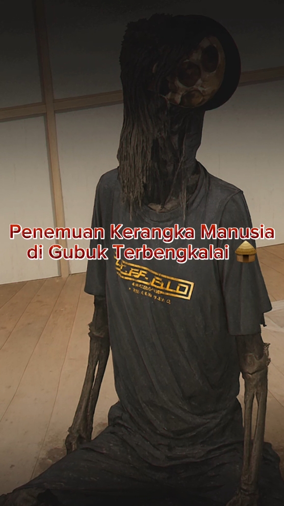Geger! Warga Temukan Kerangka Manusia di Gubuk Pinggir Jalan KOMPAS.TV - Warga Cibatu, Garut, Jawa Barat, dikejutkan dengan penemuan kerangka dalam jubah hitam di sebuah gubuk di pinggir jalan. Polisi masih menyelidiki identitas kerangka tersebut. Curiga dengan bau busuk di sekitar gubuk terbengkalai di pinggir jalan, warga Desa Keresek, Cibatu, Garut, Jawa Barat, langsung membuka paksa gubuk dan menemukan jenazah seseorang yang tinggal kerangka. Jenazah ditemukan dalam kondisi tinggal kerangka, terbungkus jubah hitam, dalam kondisi terikat. Warga langsung melaporkan penemuan ini ke polisi. Polisi telah membawa jenazah ke RSUD dr. Slamet, Garut, untuk diotopsi dan pemeriksaan DNA. Polisi masih menyelidiki identitas jenazah berjenis kelamin laki-laki tersebut, termasuk penyebab kematian korban. Sumber : https://www.kompas.tv/regional/629337/geger-warga-temukan-kerangka-manusia-di-gubuk-pinggir-jalan-berita-utama #penemuankerangka #garut #mayat #tragedy #gubukderita #fyp #viral #kalapetaka 