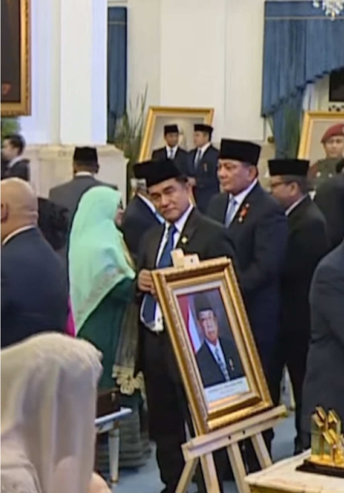 Penganugerahan gelar Pahlawan Nasional ditetapkan melalui Keputusan Presiden Republik Indonesia Nomor 116/TK Tahun 2025 mengenai Penganugerahan Gelar Pahlawan Nasional. Berikut 10 tokoh lain juga dinobatkan sebagai Pahlawan Nasional 2025: 1. Abdurrahman Wahid (Gus Dur) – Jawa Timur 2. Jenderal Besar TNI Soeharto – Jawa Tengah 3. Marsinah – Jawa Timur 4. Mochtar Kusumaatmadja – Jawa Barat 5. Hajjah Rahma El Yunusiyyah – Sumatera Barat 6. Jenderal TNI (Purn) Sarwo Edhie Wibowo – Jawa Tengah 7. Sultan Muhammad Salahuddin – Nusa Tenggara Barat 8. Syaikhona Muhammad Kholil – Jawa Timur 9. Tuan Rondahaim Saragih – Sumatera Utara 10. Zainal Abisin Syah – Maluku Utara Dengan penetapan ini, pemerintah berharap generasi muda dapat meneladani semangat pengabdian dan dedikasi para tokoh tersebut dalam memperjuangkan kepentingan bangsa dan negara. #fyp #teddyindrawijaya #seskabRI #letkolteddy #tedskyfriends