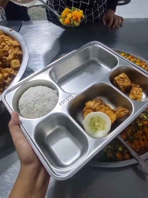 Menu Senin 10 November Nasi Daun jeruk  Ayam goreng saus mentega Oseng tempe tahu mix vege 🥰🫶 #fyppppppppppppppppppppppp #sinjai #mbglovers❤️ #mbg 