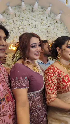 লাল দুইটা ঠোঁট রং দিয়ে যেন ছিট 