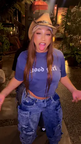 #outside #nickiminaj #beezinthetrap #besties #firsttry 