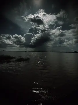 原来，最痛的不是失去，而是眼睁睁看着你幸福地牵着别人的手。 Hóa ra, thứ đau nhất không phải là mất đi, mà là nhìn thấy em hạnh phúc bên một người khác. #xuhuong #viral 