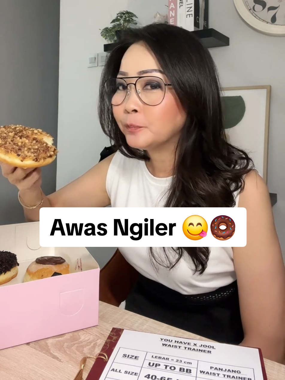 Kesadaran penuh emplok² donat 😋🍩 Jangan lupa pake waist trainer juga ya #selebgramsurabaya #contentcreatorsurabaya #smartwoman #dyjoolclothings#korset 