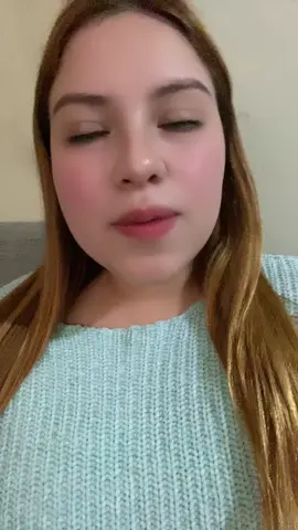 Eh si tengo ombligo pero como estoy sentada de lado se me oculta en mi lonjita jajajajajajaja 😔