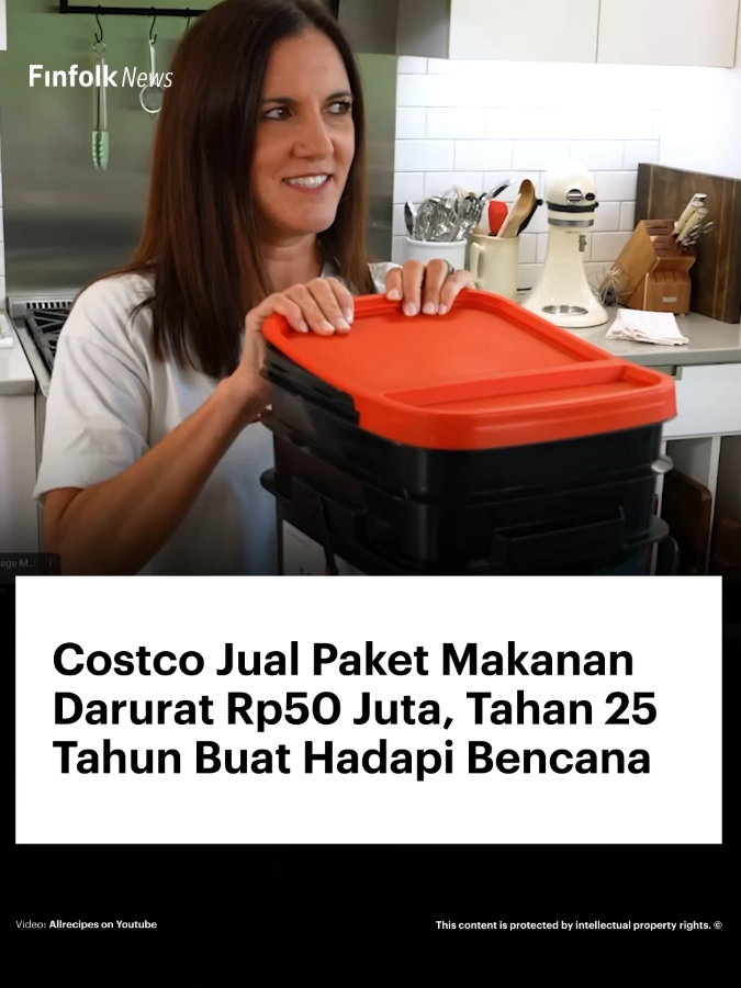 Costco baru aja ngerilis ReadyWise Emergency Food Supply Kit US$2,999 (sekitar Rp50 juta). Isinya 38 ember besar berisi lebih dari 7.500 porsi makanan kering beku yang diklaim bisa tahan 25 tahun. Riset FEMA mencatat, cuma 51% warga Amerika yang merasa siap menghadapi bencana jangka panjang, itu sebabnya produk ini laku. Tapi, secara nutrisi, makanan dalam kit ini tinggi natrium, rendah serat, dan minim vitamin penting. Ahli gizi Sapna Peruvemba, RDN bilang, kit ini cukup buat bertahan hidup, tapi gak ideal dikonsumsi lama-lama. Kandungannya tinggi garam dan gula, tapi rendah serat, protein, dan vitamin penting. Sementara Dr. Bryan Quoc Le, ilmuwan pangan, menjelaskan ketahanan 25 tahun itu wajar karena proses freeze-drying dan penyegelan udara rapat. Tapi, sebagian besar vitamin bakal menurun setelah beberapa tahun. Ahli gizi mengingatkan, konsumsi jangka panjang bisa menyebabkan kekurangan gizi dan masalah pencernaan karena rendah serat dan mikronutrien. Bahkan, kadar garam yang tinggi bisa berisiko buat penderita hipertensi dan diabetes. ReadyWise Kit ini bisa jadi penyelamat di situasi darurat tapi bukan pilihan ideal untuk dikonsumsi terus-menerus. Kalau mau lebih sehat dan hemat, para ahli menyarankan bikin stok makanan darurat sendiri dari bahan kaleng, kacang-kacangan, dan makanan kering bergizi.