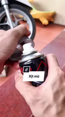 Chai xịt bọt vệ sinh mũ bảo hiểm lưu lại hương thơm dễ chịu. #xitvesinhmubaohiem #vesinhmubaohiem 
