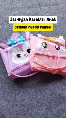 Anak2 sering merasa kesempitan saat pakai jas hujan karena jas hujan seringkali dipakai untuk menutupi ransel yang isinya tebal, sehingga jas hujan jadi terasa sempit dibadan.  Serba salah ya bund memang.,  jika tidak dipakai menutupi ransel, ranselnya jadi basah, buku2 juga ikut basah,  bingung kan? 😂 Jas Hujan dengan ruang ransel ini solusinya🥰 #jashujananak #jashujankarakter #jashujanransel #ootdanak #musimhujan 