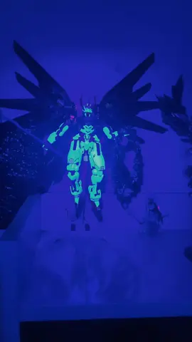 Tắt đèn chiếu tia UV vô nhìn cũng thú vị =)) vài bữa mua hũ line stedi huỳnh quang về lên thêm vài nét. #gundamfusion #gundam #aerial 