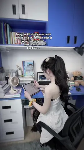 Trạng thái tốt nhất của một người chính là biết bản thân mình muốn gì và dốc hết sức vì nó… Move on hết đi em Học đi em… #dongluchoctap #studywithme #studymotivation #hoctiengtrung #dauthichdoc 