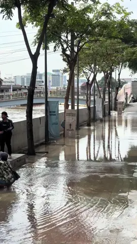 ทะเลกรุงเทพในตอนนี้เห็นแล้วมีชีวิตชีวาคิดถึงผู้ว่า…. 😅 #คลอง #น้ําท่วม68 #ท่าเรือราชินี 