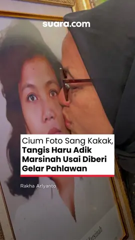 Adik Marsinah, Wijiati, tak kuasa menahan air matanya usai prosesi penganugerahan gelar pahlawan di Istana Negara, Jakarta, Senin (10/11). Ia menangis di samping foto Marsinah. Kemudian Wijiati mencium foto sang kakak yang baru saja diberi gelar pahlawan oleh Presiden Prabowo Subianto. Wijiati terpantau beberapa kali mencium foto Marsinah sembari menitihkan air mata. Sementara itu, Kakak Marsinah yaitu Marsini yang juga hadir di Istana mengucapkan terima kasih kepada semua pihak yang sudah mendukung dan memperjuangkan nama adiknya menjadi pahlawan nasional. #marsinah #marsinahpahlawan #pahlawanmarsinah #istana #gelarpahlawan #pahlawannasional #istananegara #breaking #news #suaradotcom #suara