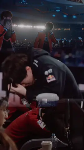 Khoảnh khắc Quỷ vương nhìn Keria khóc là ngày Quỷ vương thức tỉnh.  #faker #t1 #keria 