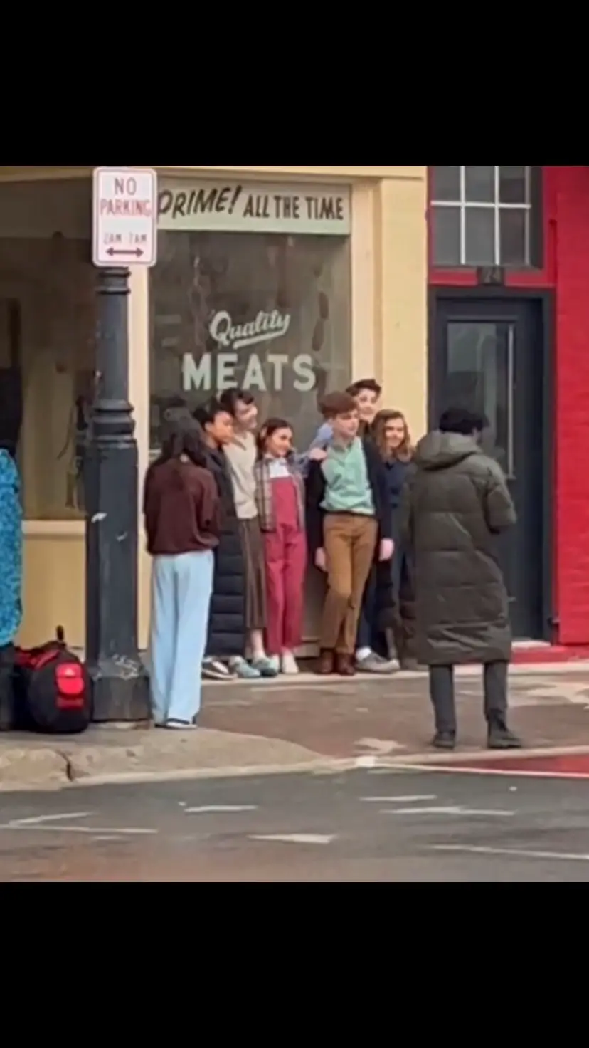 Por fin pude ver la foto!! Esa primer imagen la saqué yo de una persona que hizo un video enseñando derry, y Justo estaban los niños preparados para el rodaje, y hoy por fin pude ver esa imagen🥰#welcometoderry🎈 #itwelcometoderry #it #welcometoderry #hbomax 