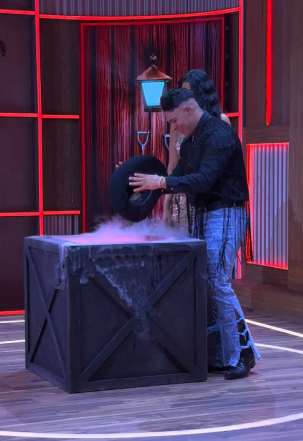 ¡QUE INTENSO MOMENTO! 🔥  #Jawy deja su sombrero y se despide de #LaGranjaVIP. 🤠😱