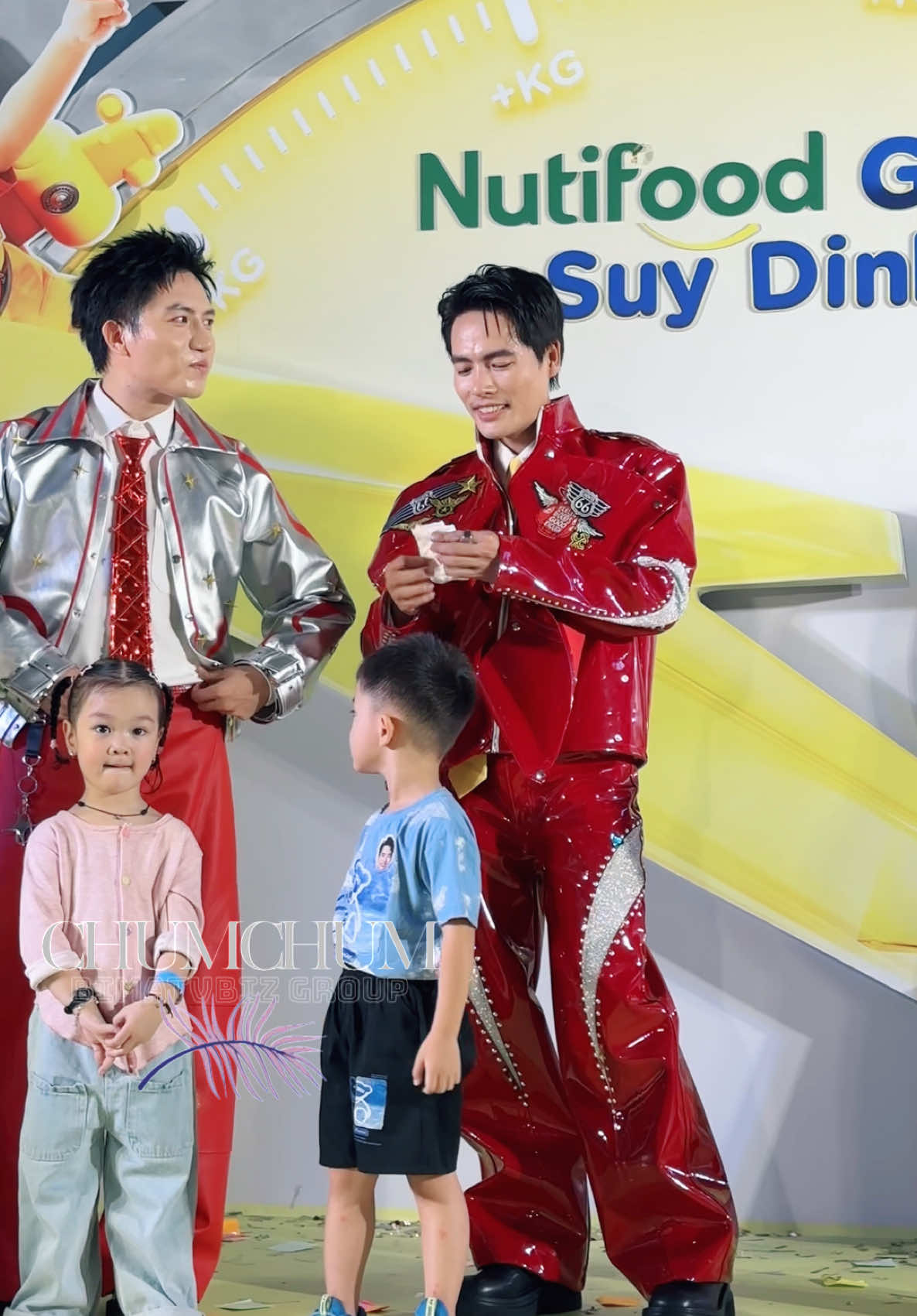 Các em bé nhiệt tình tham gia minigame tại ngày hội Vẽ chuyện lớn của Nutifood GrowPlus+ #NutifoodGrowPLUS #Ngayhoivechuyenlon  #NutifoodGrowPLUStangcan #SuyDinhDuong #NutifoodGrowPLUSbychumchum #chumchum