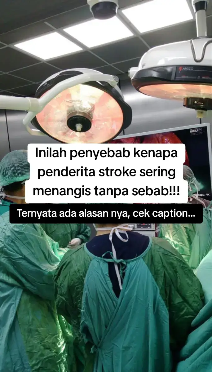 Bapak/Ibu mungkin pernah melihat orang habis stroke tiba-tiba menangis… Padahal nggak ada yang menyedihkan, bahkan kadang di tengah suasana bahagia. Nah, ternyata itu bukan karena mereka “baper” — tapi ada penjelasan medisnya. Setelah stroke, bagian otak yang mengatur emosi bisa ikut terganggu. Akibatnya, otak sulit mengontrol perasaan — muncul yang disebut “emotional lability” atau “pseudobulbar affect.” Emosi bisa muncul tiba-tiba — sedih, tertawa, atau marah — tanpa sebab jelas. Dan itu bukan dibuat-buat, tapi respon alami dari kerusakan saraf di otak. Selain itu, banyak juga pasien stroke merasa frustrasi, tak berdaya, atau kehilangan kepercayaan diri. Gabungan kondisi emosional dan kerusakan otak inilah yang membuat mereka mudah menangis. Jadi, Bapak/Ibu, kalau ada keluarga yang sering menangis setelah stroke, jangan dimarahi atau diabaikan ya. Yang mereka butuhkan bukan kritik, tapi pelukan, pengertian, dan dukungan. 👉 Untuk Bapak/Ibu yang punya keluarga stroke dan sering mengalami hal ini, boleh tulis di komentar. Mari kita saling menguatkan dan berbagi pengalaman supaya proses pemulihan makin ringan. ❤️