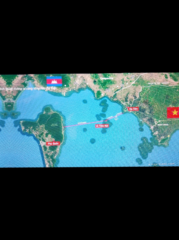 Việt Nam nói là làm...Dự Án Đường Ra cảng Hà Tiên kết nối Với Đảo Phú Quốc đang khởi công...vừa là trục đường Kinh Tế vừa là nút chặn họng thằng hàng xóm vô ơn...thế này thì Cảng Quân Sự Hải Quân Ream của quả Cam đi ra biển lại phải đi vòng ah! thế kênh đào Phù Nam gì đó làm còn tác dụng gì nhể?...này thằng em vô ơn đừng tưởng VN ngồi khoanh tay, ctao đi guốc vào bụng cm rồi giở trò là ăn cờ ư ngay nhé! tuổi tôm ah?