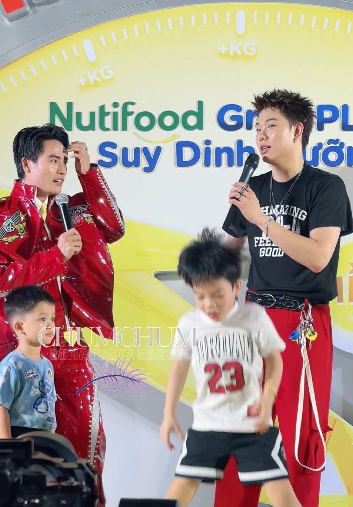 Dương Domic khoe mặc mộc khi bị Võ Tấn Phát nền chắt nhất ở ngày hội Vẽ chuyện lớn của Nutifood GrowPlus+ #NutifoodGrowPLUS #Ngayhoivechuyenlon  #NutifoodGrowPLUStangcan #SuyDinhDuong #NutifoodGrowPLUSbychumchum #chumchum