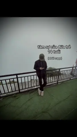 Tôi 14 tuổi, tôi tưởng mình là vua của thế giới. tôi sinh ra trong một gia đình không giàu có nhưng đủ ăn đủ mặc. Ba mẹ làm lụng cả đời chỉ mong tôi học hành nên người. Nhưng bỗng một ngày tôi bắt đầu thay đổi. Tôi bị cuốn vào những cuộc chơi thâu đêm suốt sáng, xe cộ, điện thoại đắt tiền, quần áo đẹp sang chảnh tất cả chỉnh để chứng minh là mình đẳng cấp trong mắt bạn bè. Tôi bắt vay nợ. Ban đầu chỉ là bạn bè rồi là app tín dụng tôi nghĩ mình sẽ thắng vài ván cá độ để gỡ lại. Nhưng càng chơi càng lún, càng lún càng sợ đến lúc mất kiểm soát tôi mới nhận ra mình đã phá hỏng đánh mất tất cả. Bạn bè? Biến mất! những người từng mượn tiền tó lặng thinh không bạn bè không gì ngoài hai bàn tay trắng…!#xuhuong 