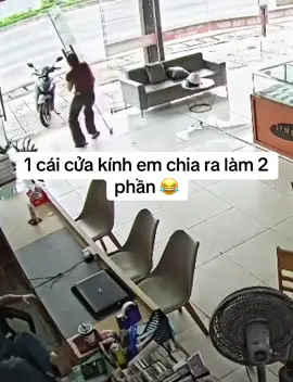 1 cái cửa kính em chia ra làm 2 phần 😂 