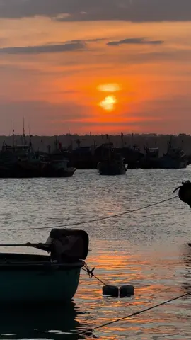 “Bất kỳ điều gì em chọn xin em hãy sống thật hạnh phúc với điều đó.” #jyp #sunset #binhminh #phanthiet #hoanghon 