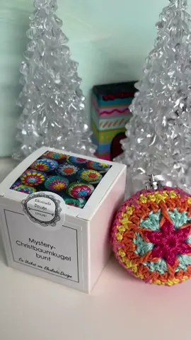 Mystery-Christbaumkugeln in bunt. Findet ihr in meinem Handmade-Shop, Link im Profil. 🥰 Habt einen guten Start in die neue Woche! #crochetchristmas #häkelliebe #häkeln #christbaumkugeln #weihnachtsdekoration 