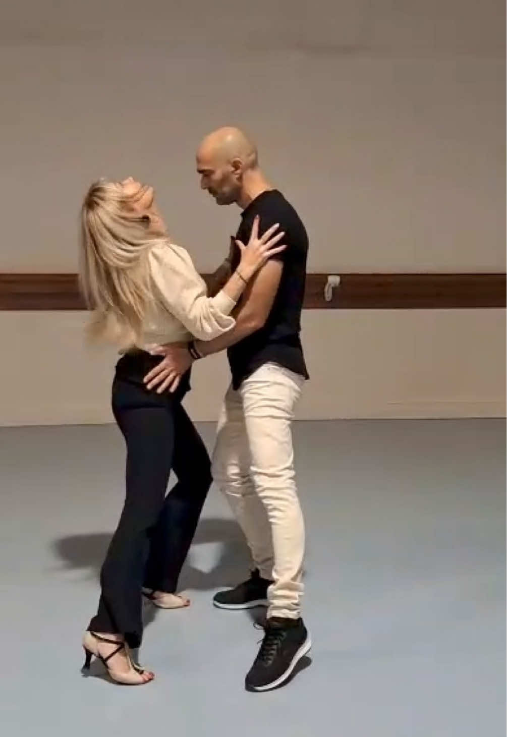 Tellement d’émotions à danser sur cette musique 🎶 La culpable #bachatadance #bachata #coupledance #bachatadancing #foryoupage❤️❤️ @Jalil Lopez 