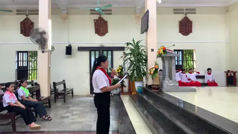 🌿LỜI TRI ÂN VÀ CẢM ƠN CHA PHÓ Ba tháng tuy không dài, nhưng đủ để chúng con cảm nhận được tình thương, sự gần gũi và tấm lòng mục tử của Cha dành cho chúng con. Cha không chỉ là người hướng dẫn về đức tin, mà còn như một người cha, một người bạn luôn lắng nghe, thấu hiểu và đồng hành cùng chúng con trong mọi hoạt động. Từ những thánh lễ trang nghiêm, những bài giảng sâu sắc, đến những buổi sinh hoạt , gặp gỡ thăm viếng và chia sẻ đầy ân tình- tất cả đều để lại trong chúng con hình ảnh một vị mục tử hiền lành gần gũi và chan chứa tình yêu của Chúa. Chúng con cảm tạ Chúa đã ban cho giáo xứ chúng con hồng ân được đón nhận Cha, đời sống đức tin của cộng đoàn được củng cố, và phần hiệp nhất được triển nở hơn bao giờ hết. Chúng con thật sự biết ơn Cha vì những giờ chia sẻ chân thành và những nụ cười ấm áp Cha dành cho từng bạn nhỏ, từng anh chị giáo lý viên. Nhờ Cha chúng con học được cách sống đạo vui tươi, quảng đại và yêu thương hơn. Hôm nay, khi cha sắp rời giáo xứ để đến với sứ vụ mới, chúng con không khỏi bùi ngùi. Nhưng chúng con tin rằng, nơi đâu Cha đến, tình yêu và sự nhiệt huyết của Cha cũng sẽ làm bừng sáng cộng đoàn nơi đó. Chúng con xin chúc Cha luôn mạnh khỏe, tràn đầy ơn Chúa Thánh Thần, để tiếp tục mang niềm vui và ánh sáng Tin Mừng đến cho mọi người. Xin Cha cũng nhớ cầu nguyện cho chúng con- những người trẻ luôn mong muốn bước đi trong tình yêu Chúa, như Cha vẫn dạy. Chúng con hết lòng cảm tạ Cha và kính chúc Cha luôn bình an trong sứ vụ mới. 