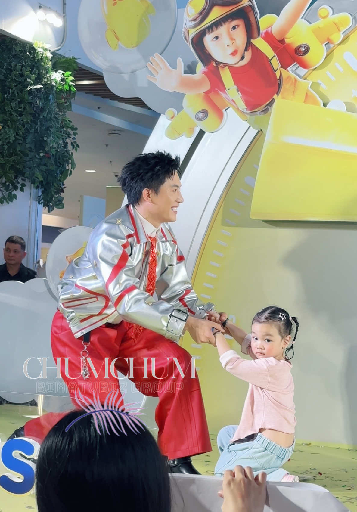 Các em bé nhiệt tình tham gia minigame tại ngày hội Vẽ chuyện lớn của Nutifood GrowPlus+ #NutifoodGrowPLUS #Ngayhoivechuyenlon  #NutifoodGrowPLUStangcan #SuyDinhDuong #NutifoodGrowPLUSbychumchum #chumchum