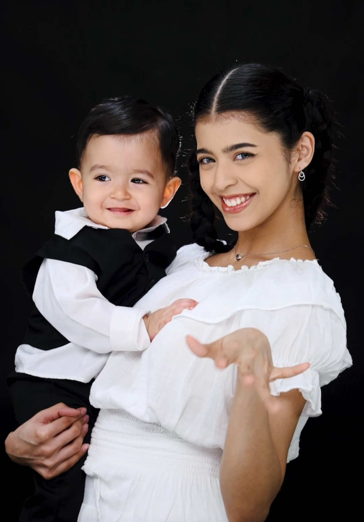 This is what we do in between takes 😆🖤 #son 