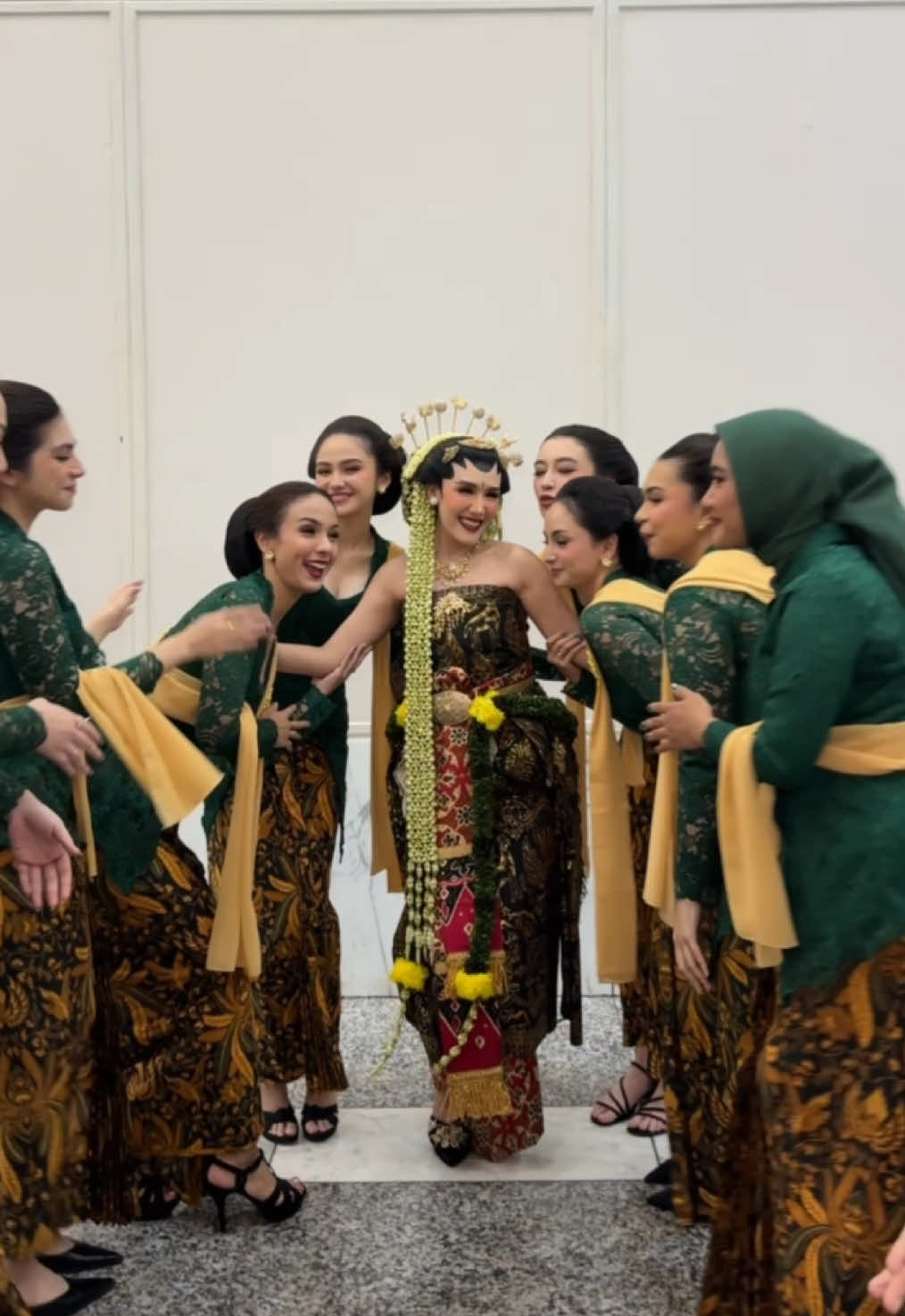 My ladies 💚 love you guys big time.  #LUNAXELamanya  8.11.25  @BW WEDDING CONTENT CREATOR 